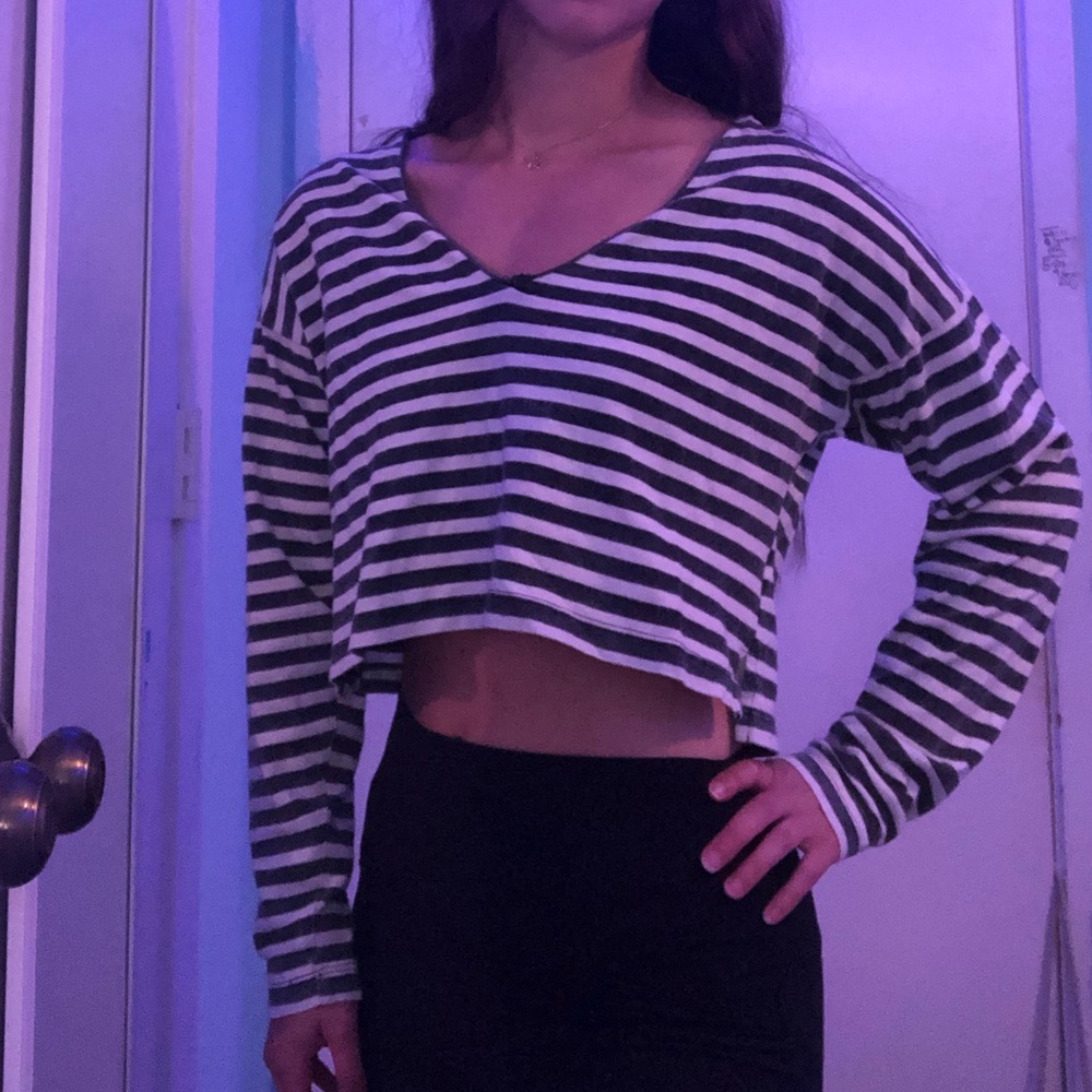 Long sleeve stripped v-neck crop top